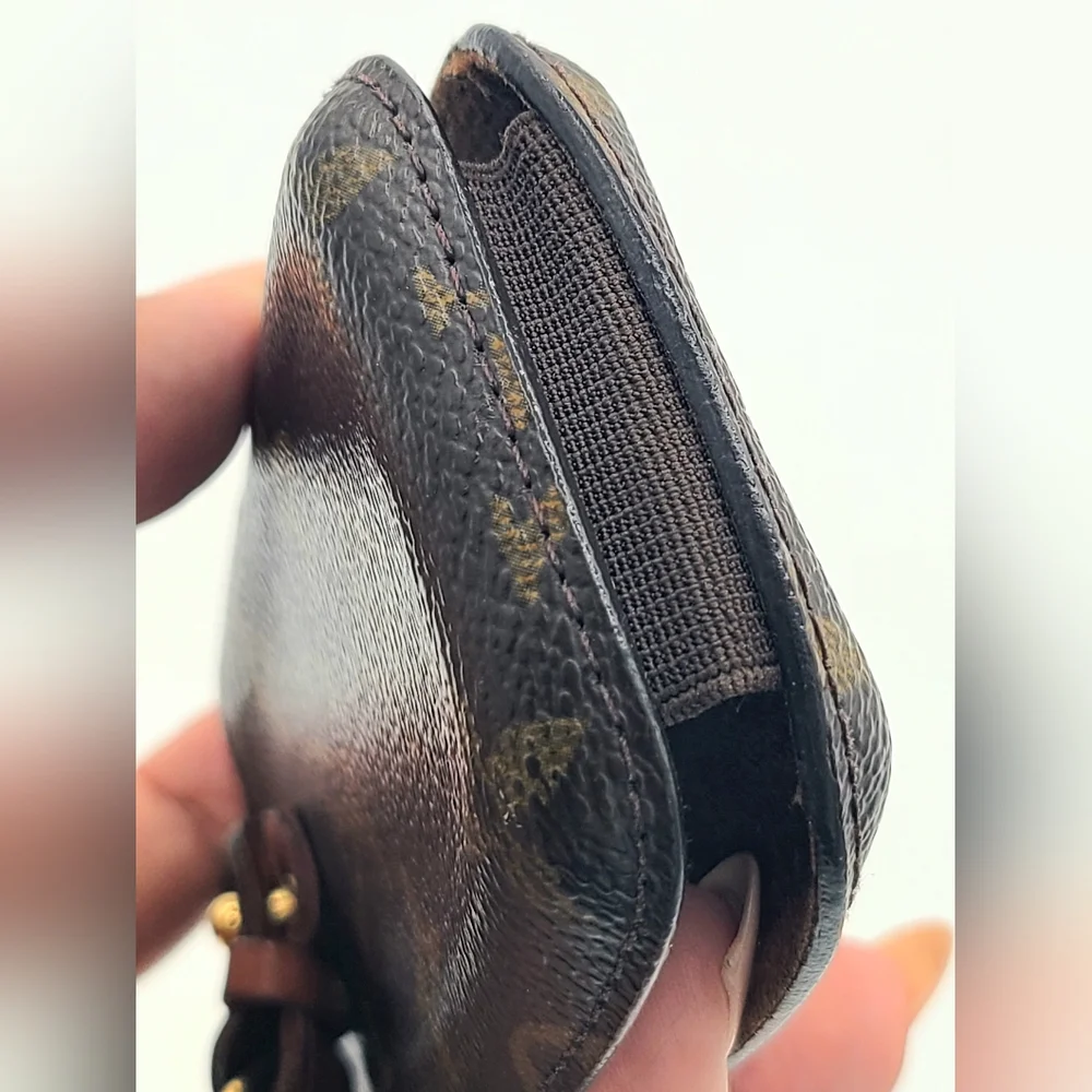 Louis Vuitton Etui International Mobile Phone Case